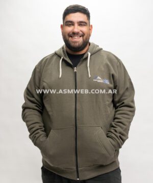 CAMPERA FRISA CON CAPUCHA LOGO DESIGNED