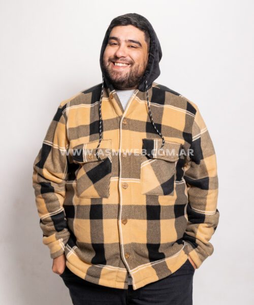 CAMISACO POLAR CON CORDERITO Y CAPUCHA A CUADROS TOSTADO Y NEGRO MIL RAYAS