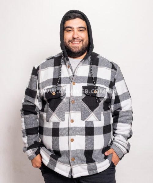 CAMISACO POLAR CON CORDERITO Y CAPUCHA CUADROS NEGRO Y BLANCO MIL RAYAS